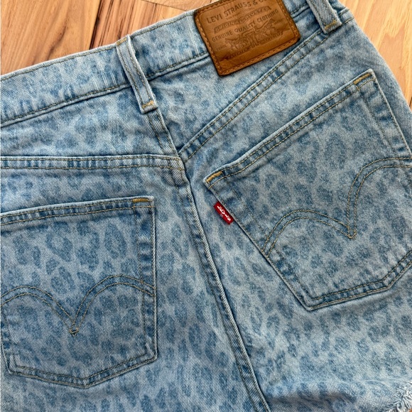 Levi’s Ribcage  Denim Shorts Leopard - Picture 4 of 5